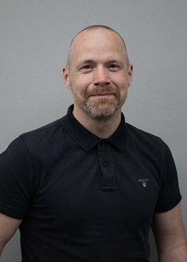 Man med kort hår och tröja med Kinnekulle Energis logga.