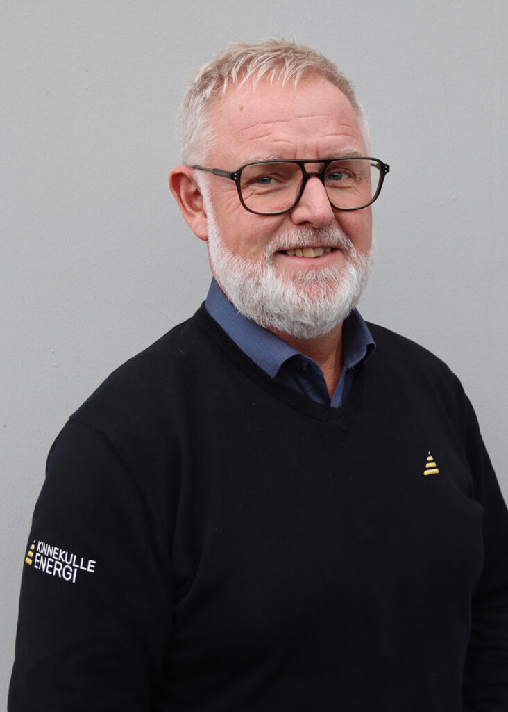 Man med kort hår, skägg och glasögon.