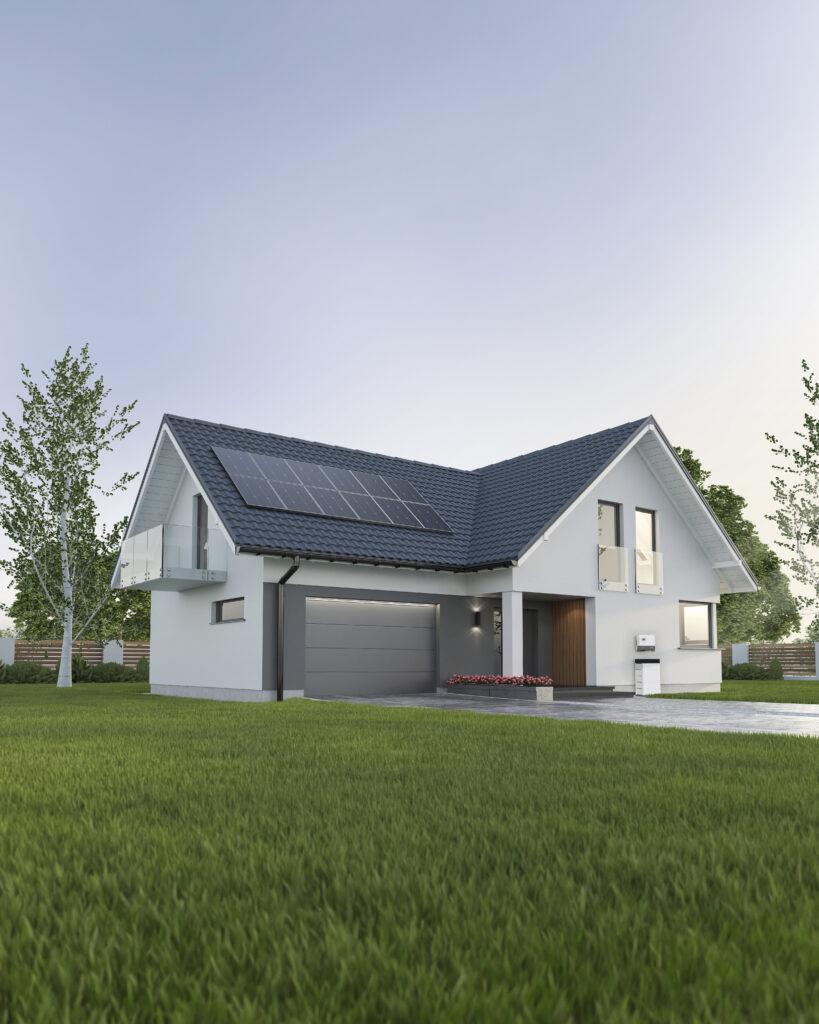 Hus med solceller på taket, gräsmatta och garageuppfart.