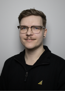 Man med kort hår och glasögon.