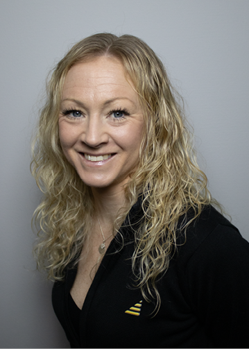 Kvinna med långt lockigt hår.